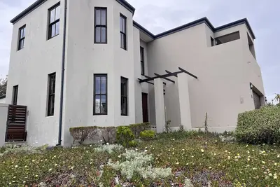 Image de Exclusive Security Estate walking distance to the beach