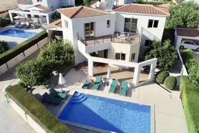 Holiday villa with pool and sea view!
