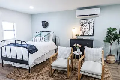 Image de Lovely guest suite with yard