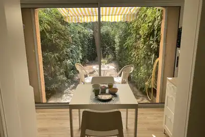 Image de Studio avec une place de parking et jardin