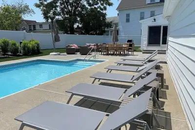 Image de Bradley Beach Escape: 4br, 2ba  Pool, lake view, & 1. 5 blks to beach!