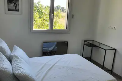 Image de Luxueuse Villa avec piscine a debordements, jacuzzi et plage a l horizon. . .