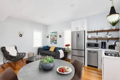 Image de Downstairs Unit · Modern Gem in Heart of Downtown w/Backyard!