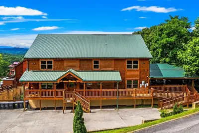 Image de Large Luxury Cabin Near Pigeon Forge | Indoor Pool, Theater, Sleeps 56
