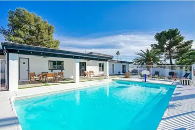 Deluxe Phoenix Oasis with Private Pool and Putting Green