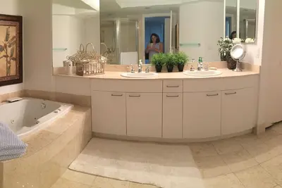 Image de 6 monthAventura Luxury high end living Five 5 star upscale, Full Spa, fitness