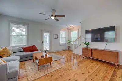 Image de Large home sitting on the marshlands with all your beach vacation needs!