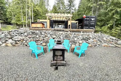Image de Shuswap Sea Can & Buoy Bar, Holiday Trailer, Hot Tub & Buoy!