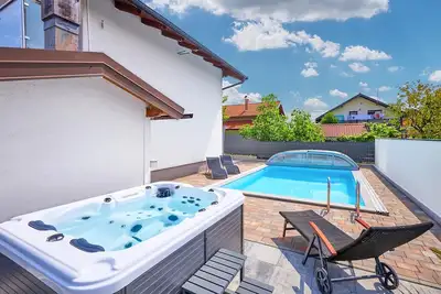 Image de Belle maison à Dugo Selo avec jacuzzi