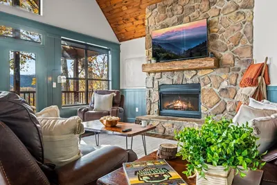 Image de Indoor Pool 💦 Theater 🎬 Game Room 🎮 | Sleeps 17 | 1 Mile to Dollywood