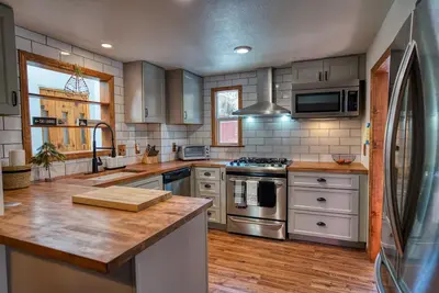 Image de Cozy Cabin⭐️ Pet Friendly⭐️ Fenced Yard ⭐️Hot Tub ⭐️