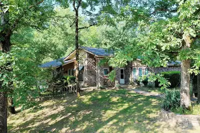 Image de The Grotto - Family-sized retreat on 10 acres of pristine forest. Pet friendly!