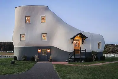 Image de Iconic \"Haines Shoe House\" - Hot Tub & Firepit - Featured On Hgtv