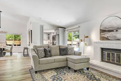 Image de Centrally Located Modern Wine Country Home