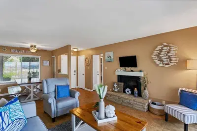 Image de Stunning Waterfront Condo | Lake View | Patio