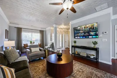 Image de Stay In This Chic Townhome Near Olde Rope Mill