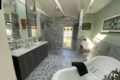 Image de Stunning Contemporary Victorian in Urban Setting with Lavish Kitchen & Baths