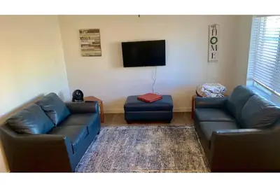 Image de Cozy 2 bedroom condo street level