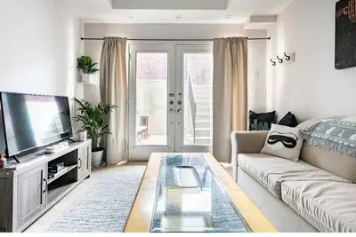 Image de Home away from home in Torontos east end!