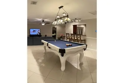 Image de Heated Pool & Pool Table -- minutes from the beach!