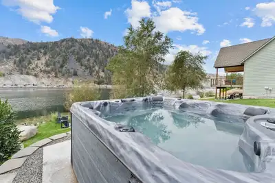 Image de Riverfront: Private Beach, Hot Tub, Sauna, Dock & Boat Launch!