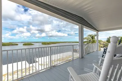 Image de Lookout On Long Beach: Discover Serenity at Your Private Waterfront Sanctuary, Amazing Sunset Views!