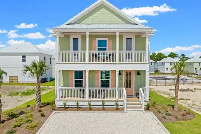 Image de 5 Bedroom with Ocean Views & the beach just down the boardwalk!