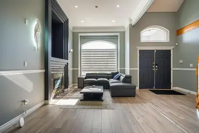 Image de 4 mins to central city, hwy access, Vancouver downtown