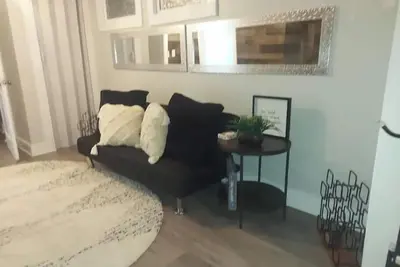 Image de Lovely 2-bedroom with free parking in shore town.