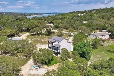 Image de The Canary Lakehouse | Canyon Lake access with Hot tub!