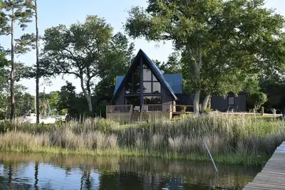 Image de Private waterfront retreat minutes from beach\/base