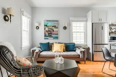 Image de Trendy Downtown Home With Backyard Oasis Great for Groups