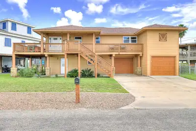 Image de Beautiful oceanfront home with dock, central Ac, & washer/dryer