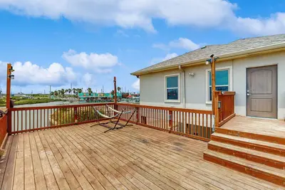 Image de Beautiful waterfront home with central Ac, washer/dryer, bay views, & balcony