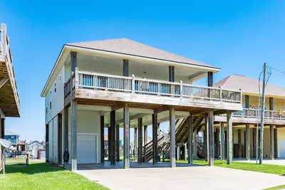 Image de Spacious home near the beach with deck, outdoor shower & W/D- snowbird-friendly