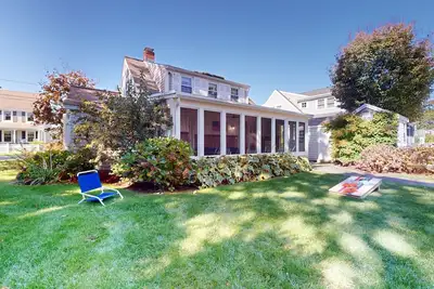 Image de Quaint coastal home with fast WiFi, W/D, skylights, and outdoor grilling