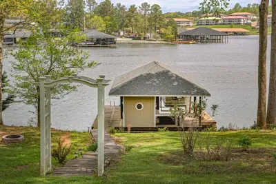 Image de Lake Escape - Lakefront home with private dock, hot tub, game room