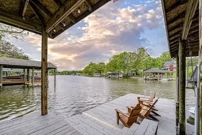 Image de Lake Lover's Delight - Lakefront home with private dock & pool table - dogs Ok