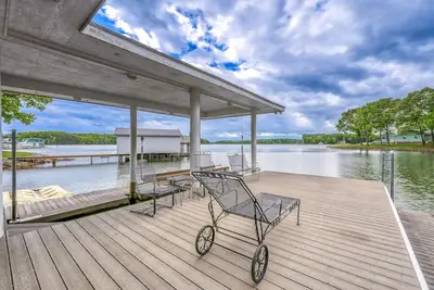 Image de Lakefront home with dock, screened porch, Ac & kayaks