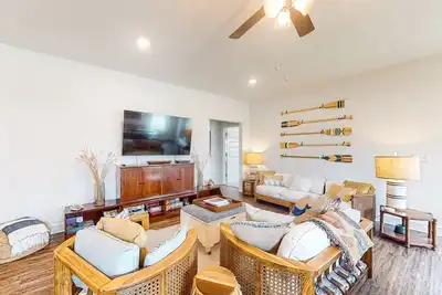 Image de Spacious home with golf cart, mother-in-law suite, community pool, beach access