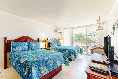 Image de Top-floor beach condo - partial ocean views - steps to beachside pool & hot tub