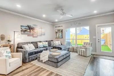 Image de Island townhouse with plunge pool, private washer/dryer, and central Ac