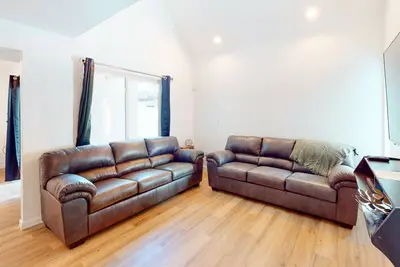 Charming two-story townhouse with a full kitchen, washer/dryer, & pool access