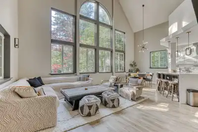 Image de Cozy chalet with private hot tub & access to pool\/tennis- walk to Sandy River