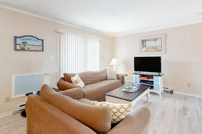 Image de Cute updated condo near the beach with patio, outdoor shower, fast WiFi, and Ac