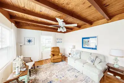 Image de Comfy beach home with central Ac, private W/D, and short walk to beach access