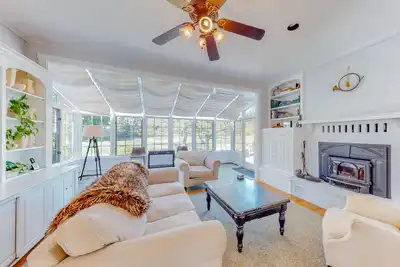 Image de Exquisite farm with firepit, patio, fast WiFi, & washer\/dryer