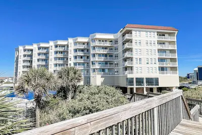 Image de Ocean-view condo with outdoor pool, balcony, W/D, Ac, sauna & gym