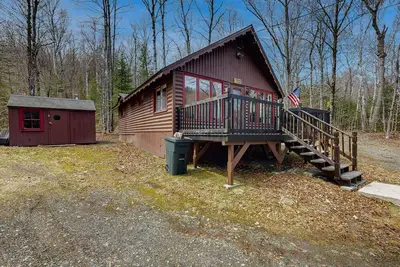 Image de Charming Maine cabin with wood stove, firepit, high-speed WiFi, grill, and deck