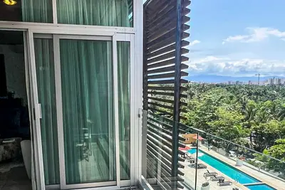 Image de High-rise condo with expansive views, pool, deck, & scenic balcony